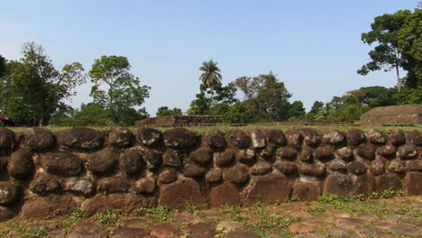 Steinmauer-Innerhalb-Der-Archäologischen-Stätte-Izapa-In-Mexiko