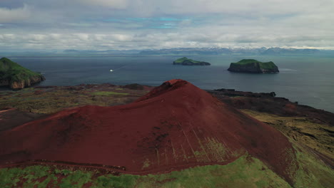 Cráter-Volcánico-Eldfell-Por-El-Archipiélago-De-Westman,-Sur-De-Islandia-Con-Ferry-De-Vela-En-El-Fondo