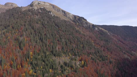 Schöne-Luftaufnahme-über-Dem-See-Montriond-Mit-Einem-Schönen-Blick-Auf-Die-Französischen-Alpen-Im-Herbst-Im-Hintergrund