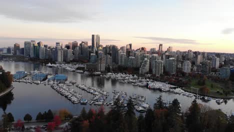 Luftaufnahme-Der-Herbstbäume-Und-Der-Gesamten-Skyline-Der-Innenstadt-Von-Vancouver