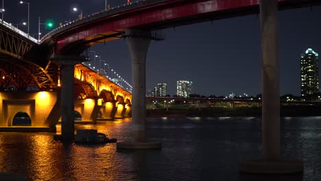 Río-Han-Fluyendo-Bajo-El-Puente-Seongsu-En-La-Noche-En-Seúl,-Corea-Del-Sur