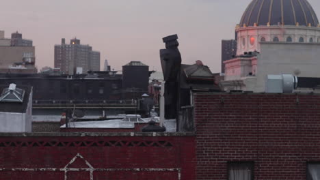 NYC-Metro-Train-Carries-Commuters-Above-Brooklyn-Rooftops,-Early-Morning-Pink-Sunrise