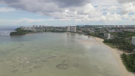 Drone-Volando-Sobre-El-Centro-De-Tumon-Y-Tamuning-En-La-Isla-Tropical-De-Guam