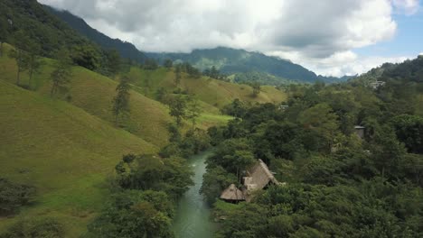 Drone-Aéreo-Volando-Sobre-El-Río-En-Las-Selvas-De-Guatemala