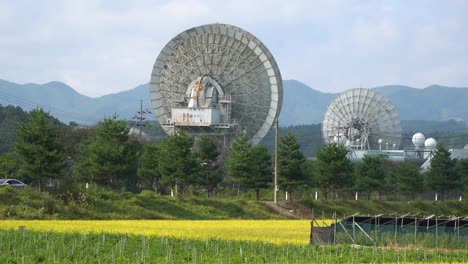 Satellitenschüssel-Im-Kt-sat-satellitenzentrum-In-Kumsan,-Südkorea---Statische-Schussnahaufnahme