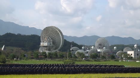 Centro-Satelital-Kt-Sat-En-Geumsan,-Corea-Del-Sur-Durante-El-Día---Toma-De-Alejamiento