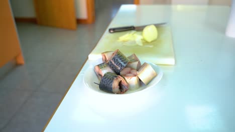 Frische-Makrele-In-Einem-Teller,-In-Würfel-Geschnitten