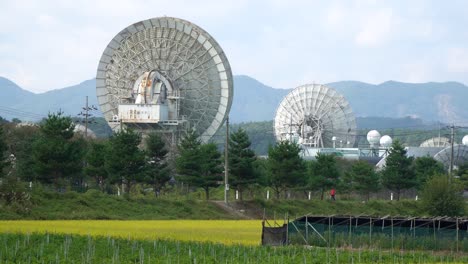 Antena-Parabólica-En-El-Centro-Satelital-Kt-Sat-En-Kumsan,-Corea-Del-Sur---Toma-Estática