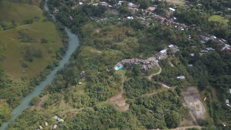 Drohnen-Luftaufnahme,-Die-über-Die-Wunderschöne-Tropische-Gegend-Von-Guatemala-In-Der-Nähe-Des-Flusses-Semuc-Champey-In-Lanquin-Fliegt