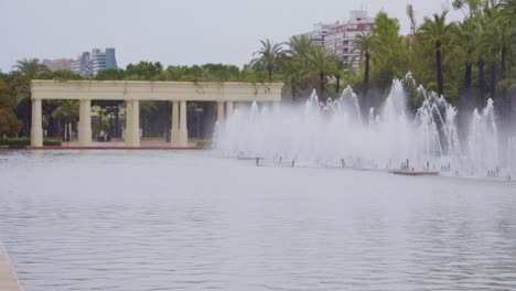 Una-Hermosa-Vista-De-Fuentes-En-El-Parque-Del-Centro-De-Artes-Escénicas-En-Valencia,-España