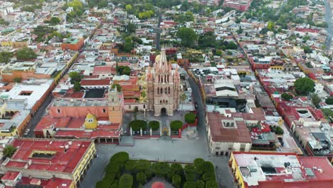 Drone-Flies-Above-Parroquia-de-San-Miguel-Arcángel,-Guanajuato,-Mexico,-Pan-Down