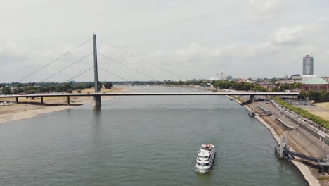 Touristische-Kreuzfahrt-Motorboot-Auf-Dem-Rhein-In-Der-Nähe-Von-Oberkasseler-Brücke,-Düsseldorf