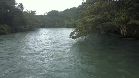 Drohnen-Luftaufnahme,-Die-In-Der-Nähe-Eines-Tropischen-Flusses-In-Guatemala-Fliegt