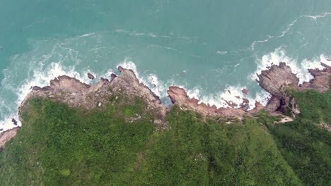 Luftaufnahme-Einer-Zerklüfteten-Felseninsel,-Umgeben-Von-üppiger-Grüner-Natur-Und-Hong-Kong-Bay-Water