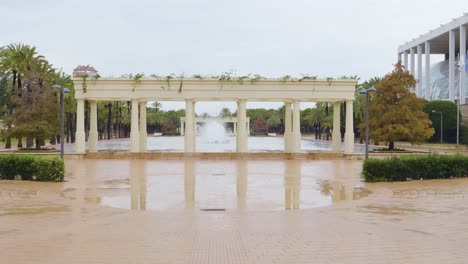 Ein-Wunderschöner-Brunnen-Im-Park-Des-Zentrums-Für-Darstellende-Künste-In-Valencia,-Spanien