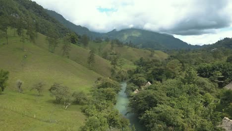 Vista-Aérea-De-Drones-Volando-Sobre-El-Valle-Y-El-Río-Cahabon-En-Guatemala-Durante-Un-Hermoso-Día-Soleado