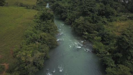 Drone-Aéreo-Volando-Sobre-El-Hermoso-Río-Cahabon-En-Guatemala,-América-Central