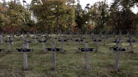 Seitlicher-Schuss-Von-Einem-Verlassenen-Psychiatrischen-Friedhof-Aus-Dem-19.-Jahrhundert