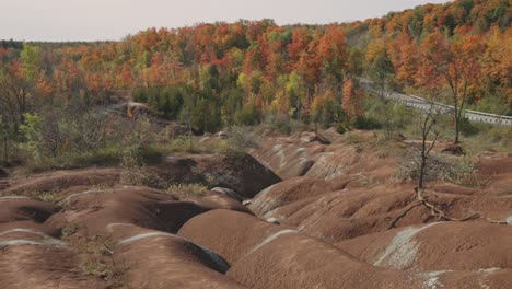 Amazing-Clay-Hills-Formation-At-Cheltenham-Badlands-Surrounded-By-Forest-Of-Brightly-Autumn-Leaf-Color-In-Caledon,-Ontario-Canada