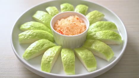 Fresh-Guava-Sliced-with-Chili-and-Salt-Dipping