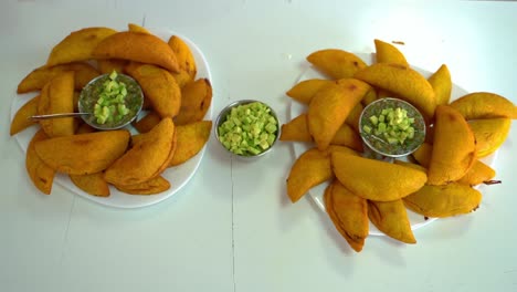 Platten-Mit-Frisch-Zubereiteten-Empanadas-Mit-Guacamole-Salsa---Ansicht-Von-Oben