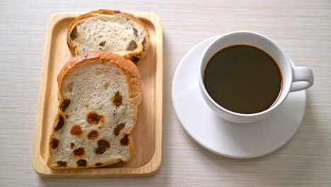 Rosinenbrot-Mit-Kaffeetasse-Zum-Frühstück