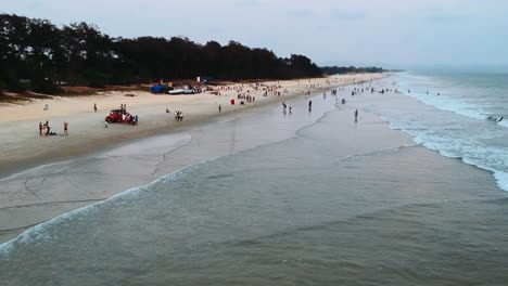 Menschen-Am-Schönen-Strand-In-Goa,-Indien-Im-Sommer---Luftdrohne