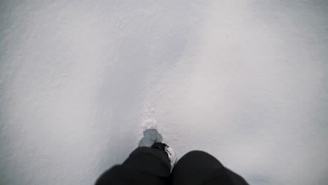 Ein-Mann-Stapft-Durch-Den-Schnee.-POV-Perspektive