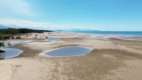 Drone-shot-of-tide-pools-on-Fitzroy-Island-in-Australia