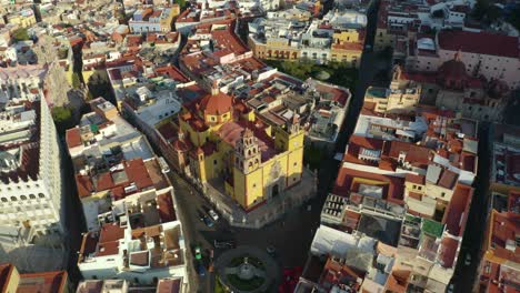 Aerial-Circling-View-of-Guanajuato-City-Center,-Mexico:-Basilica-of-Our-Lady-of-Guanajuato-and-University