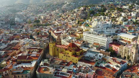 Drohne-Kreist-über-Dem-Stadtzentrum-Von-Guanajuato-Mit-Berglandschaft-Im-Hintergrund