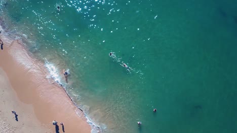 Menschen,-Die-Während-Der-Sommerferien-Im-Türkisfarbenen-Wasser-Am-Strand-In-Australien-Plantschen