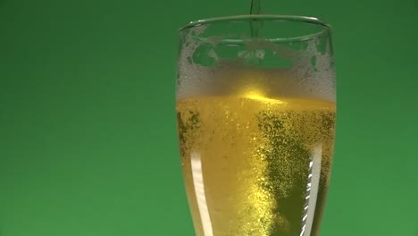 Vorderansicht-Des-Auf-Ein-Glas-Gegossenen-Bieres