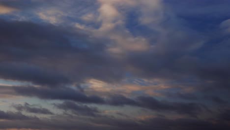 Eine-Zeitrafferaufnahme-Mit-Sich-Bewegenden-Wolken,-Die-Einen-Sonnenaufgang-Zeigen