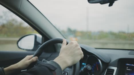 Männliche-Fahrerhände-Am-Lenkrad-Beim-Autofahren---Nahaufnahme,-Handheld