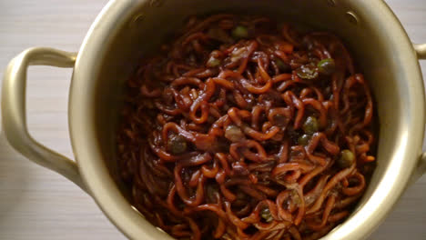 Espagueti-Negro-Coreano-O-Fideos-Instantáneos-Con-Salsa-De-Soja-Chajung-Asada---Estilo-De-Comida-Coreana