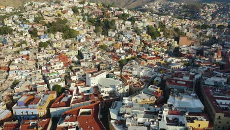 Drone-Revela-Casas-Construidas-En-Paisaje-Montañoso:-Ciudad-De-Guanajuato,-México