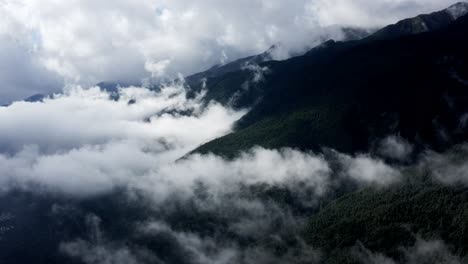 Dramáticas-Montañas-Cangshan-Nubladas-En-Yunnan,-China,-Vista-Aérea