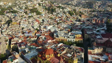 Drohne-Zeigt-Das-Stadtzentrum-Von-Guanajuato,-Die-Katholische-Kirche,-Das-Universitätsgebäude,-Den-Tag