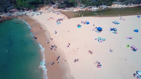 Antena-En-La-Playa-De-Wattamolla-Con-Turistas-Locales-Disfrutando-Del-Día-De-Verano