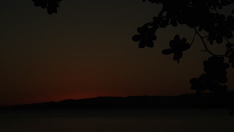 Ein-Romantischer-Sonnenuntergang-Mit-Blick-Auf-Das-Meer,-Wenn-Die-Sonne-Hinter-Einer-Menschenleeren-Insel-Untergeht