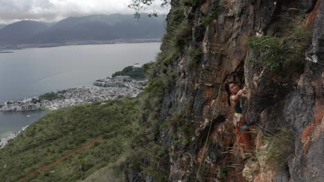 Weiblicher-Kletterer,-Der-Die-Felswand-Von-Shuanglang-Dali-In-China-Erklimmt