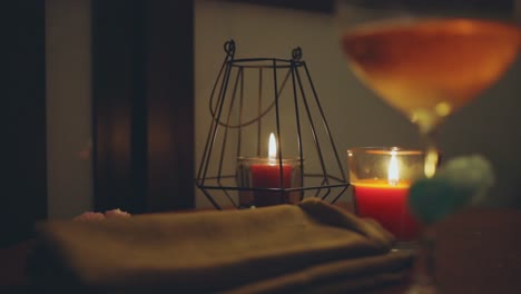 Velas-Perfumadas-Aromáticas-Encendidas-Por-La-Noche-En-La-Mesa-Auxiliar-Del-Dormitorio