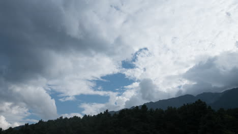 Lapso-De-Tiempo-De-Día-Nublado-Sobre-Las-Montañas-Cangshan-En-Yunnan,-China