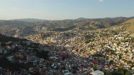 Drone-Descends-on-Spectacular-Mountainous-City:-Guanajuato-City,-Mexico