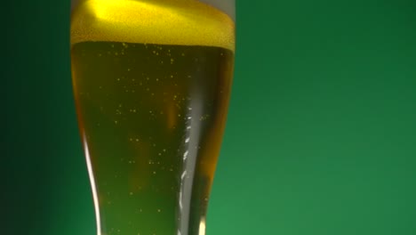 Burbujas-De-Cerveza-Flotando-Lentamente-En-La-Parte-Superior-De-Un-Vaso