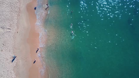 Gente-Disfrutando-De-Nadar-En-Un-Día-Soleado-En-La-Playa-De-Wattamolla-En-Agua-Azul