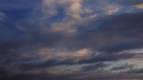 Eine-Zeitrafferaufnahme-Mit-Sich-Bewegenden-Wolken,-Die-Einen-Sonnenaufgang-Zeigen