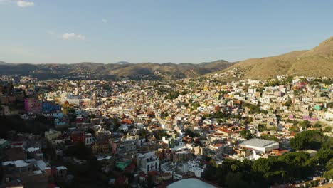 Vista-De-Pájaro-De-La-Ciudad-De-Guanajuato,-México-Construida-En-Montañas