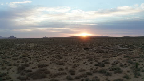 Allradfahrzeug,-Das-Während-Eines-Romantischen-Sonnenuntergangs-In-Der-Mojave-Wüste-Auf-Einem-Feldweg-Fährt---Luftbild